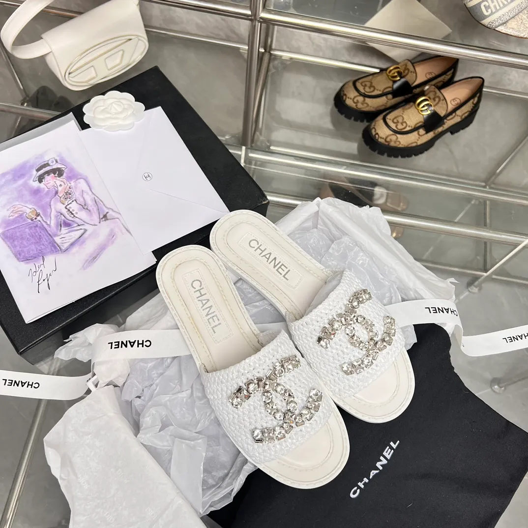 👟👟Ex-factory price 480👟👟 CHANEL woven handmade slippers are currently the most difficult slippers to make. They are all handmade. The diamonds are artificially put on one by one. Imported pure natural dense weaving! Super heavy duty! The quality is much better than the ones on the market, so it is not easily deformed and has a certain degree of flexibility to the touch, not that hard! It doesn’t feel stuffy when you wear it, and the breathability effect is really good! Size: 35-40. Genuine leather outsole. This product is relatively rare. Don’t hesitate to get it. I don’t know how many months it will last. Maybe it will be gone all of a sudden. This kind of shoes can’t be made for long. It’s too troublesome.